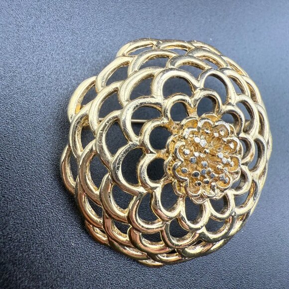 Vintage Monet Gold-Tone Floral Brooch Pin Textured Filigree Design Elegant Costu - Picture 2 of 6